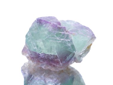 doğal mineral taş örnek - florit taşı izole bir beyaz arka plan, yansıma üzerinde makro çekim