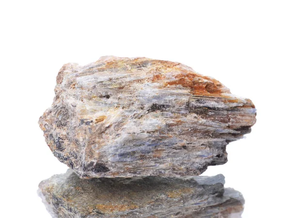 Macroripresa Campione Naturale Roccia Minerale Pietra Cianite Uno Sfondo Bianco — Foto Stock