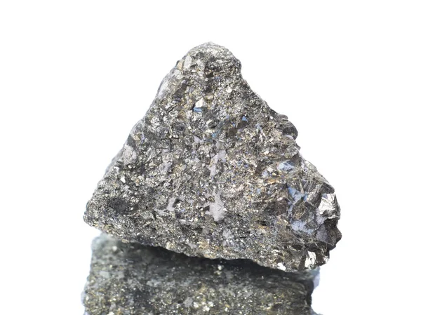 天然鉱物岩石 黄鉄鉱石の上に孤立した白い背景 反射のマクロ撮影 — ストック写真