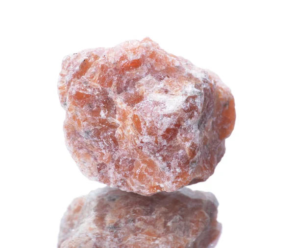 Makroaufnahme Natürlicher Mineralgesteine Roher Orangefarbener Kalzitstein Auf Isoliertem Weißem Hintergrund — Stockfoto