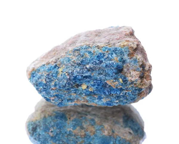 Macroripresa Campione Naturale Roccia Minerale Apatite Pietra Uno Sfondo Bianco — Foto Stock