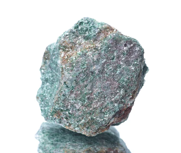 天然矿物岩石标本的宏观拍摄 Fuchsite 岩石在一个孤立的白色背景 — 图库照片