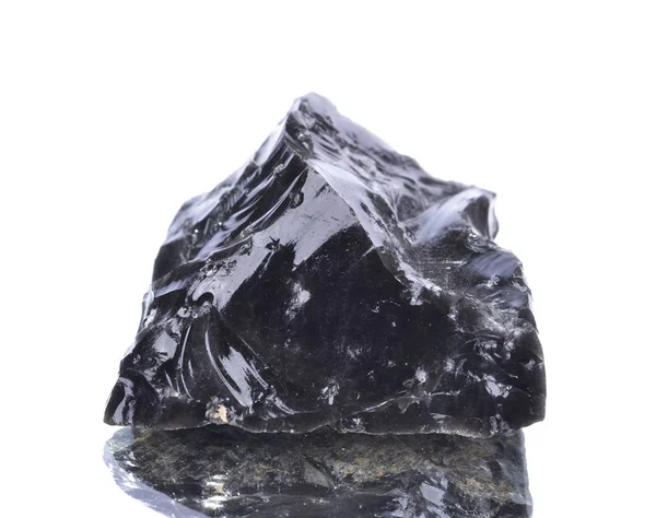 Makroaufnahmen Natürlicher Mineralgesteine Obsidian Stein Auf Isoliertem Weißem Hintergrund Reflexion — Stockfoto