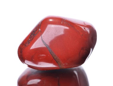 doğal mineral taş örnek - kırmızı jasper, izole bir beyaz arka plan, yansıma taşa makro çekim