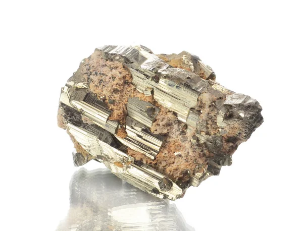 Macrofilmagem Espécime Rocha Mineral Natural Pirita Pedra Sobre Fundo Branco — Fotografia de Stock