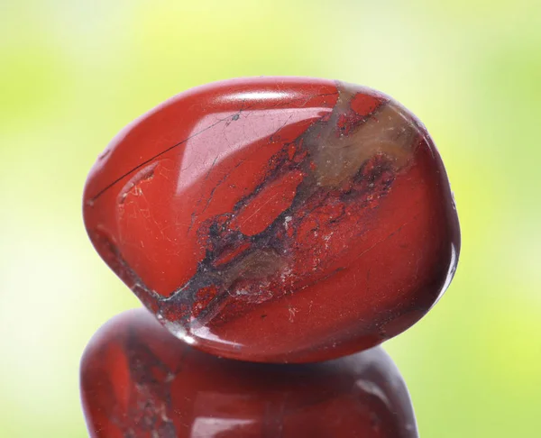 Természetes Ásványi Kőzet Mintájának Makrofotózása Vörös Jáspis Elszigetelt Tükröződés — Stock Fotó