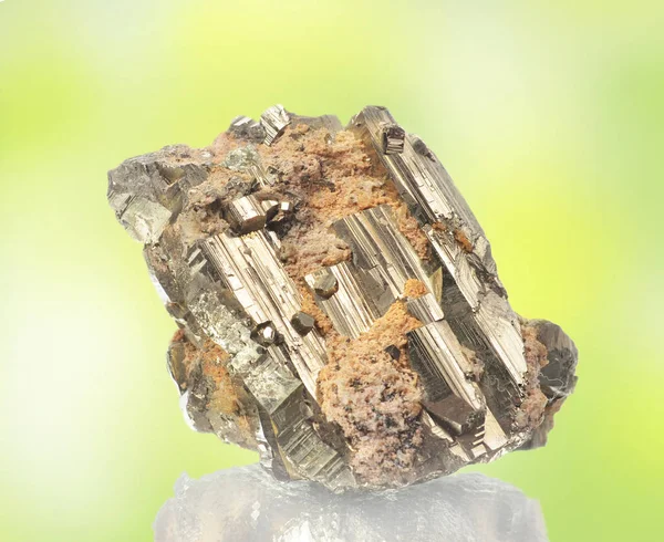 Makroaufnahmen Von Natürlichen Mineralgesteinsproben Pirit Stein Auf Einem Isolierten Reflektierenden — Stockfoto