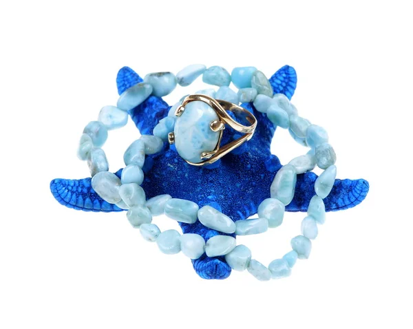 Ring Aus Blauem Larimarstein Auf Einem Seestern Auf Isoliertem Weißem — Stockfoto