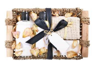 Vücut bakımı organik kozmetikleri- el yapımı sabun ve banyo malzemeleri kullanıma hazır, izole beyaz arka planda, seçici odaklı