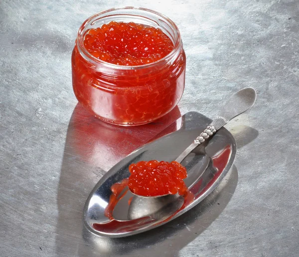 Caviar Vermelho Frascos Colher Prata Uma Bandeja Metal Foco Seletivo — Fotografia de Stock