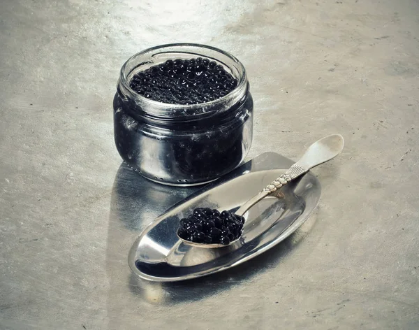 Zwarte Kaviaar Potten Zilveren Lepel Een Metalen Dienblad — Stockfoto