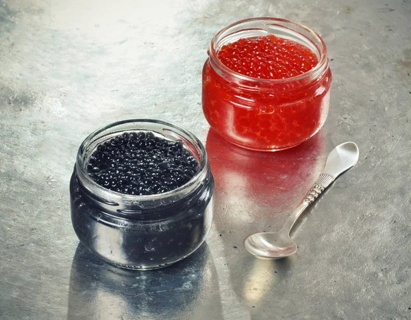 Caviar Noir Rouge Dans Des Bocaux Cuillère Argent Sur Plateau — Photo