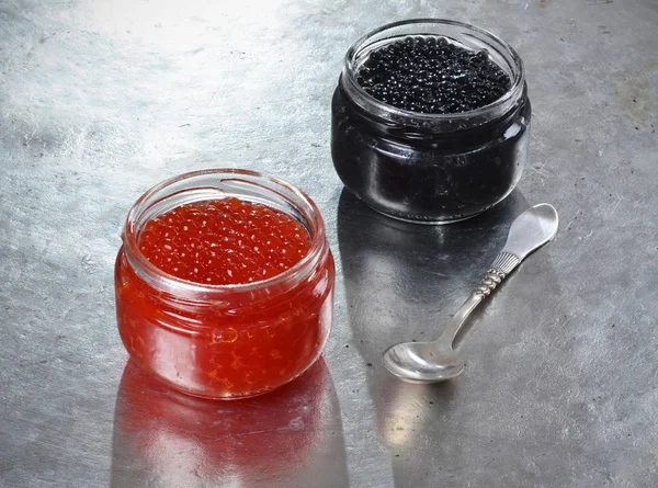 Caviar Preto Vermelho Frascos Colher Prata Uma Bandeja Metal Foco — Fotografia de Stock