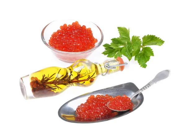 Caviar Vermelho Especiarias Verdes Colher Prata Isolado Fundo Branco Foco — Fotografia de Stock