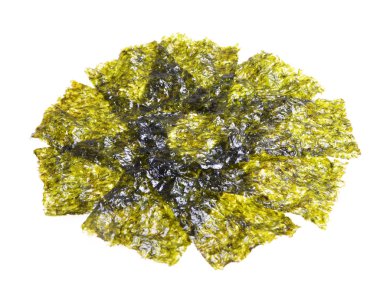 Norveç usulü çıtır cips. Japon ya da Kore usulü kavrulmuş deniz yosunu. Beyaz arka planda izole edilmiş..