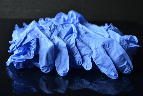 Coronavirus Konzept Einweg Blaue Medizinische Latex Handschuhe Auf Schwarzem Hintergrund — Stockfoto