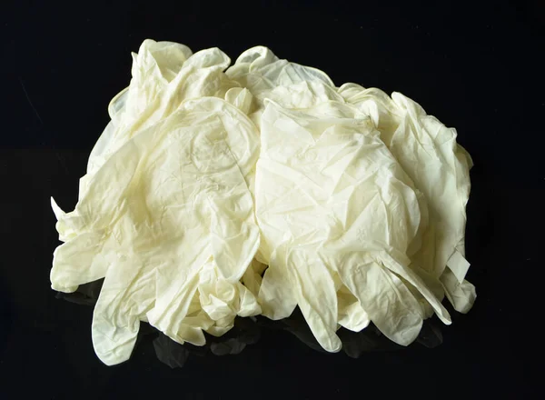 Коронавирусная Концепция Одноразовые Белые Медицинские Латексные Перчатки Черном Фоне Гигиена — стоковое фото