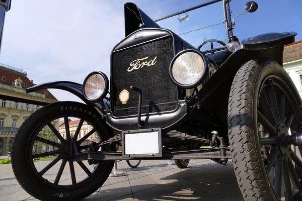 Ford Model T с 1921 года припаркован на городской площади — стоковое фото