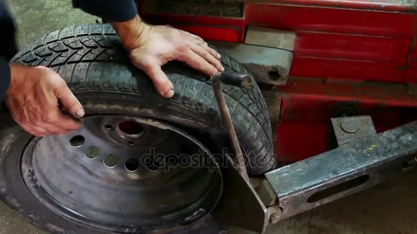 Montaggio e smontaggio di pneumatici auto — Video Stock