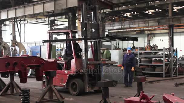 Fungerar i industriell byggnad — Stockvideo