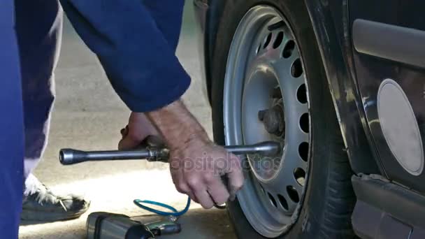 Montážní auto pneumatiky na auto — Stock video