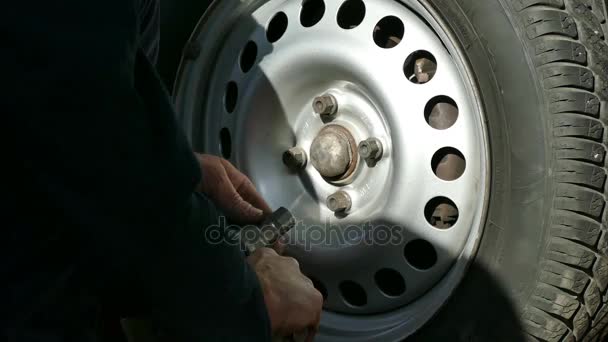 Vis boulons sur la roue de la voiture — Video