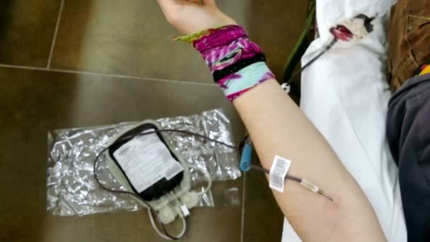Patiënt doneert bloed — Stockvideo