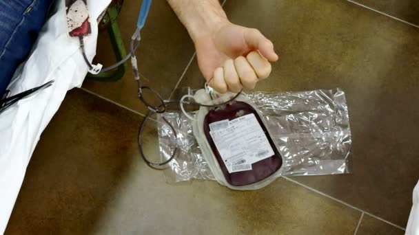 Донор крови при сдаче — стоковое видео