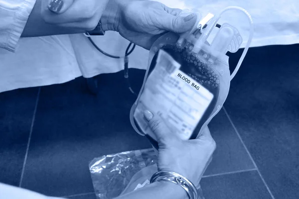 Blood bag in the hands of nurses — Stock Photo, Image