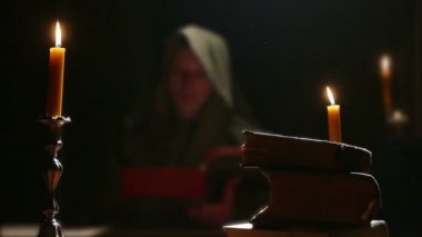 Monk eski dini kitaplar okuyor