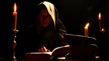 Monk eski liturjik kitaplar ile Manastırı '