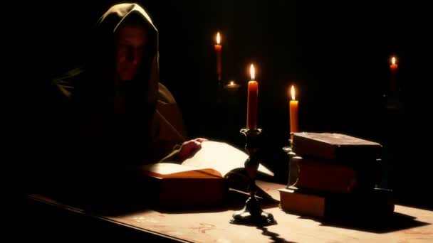 Mönch im Kloster mit den alten liturgischen Büchern — Stockvideo