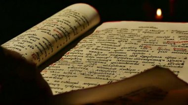 Mum ışığı altında eski kitap sayfaları