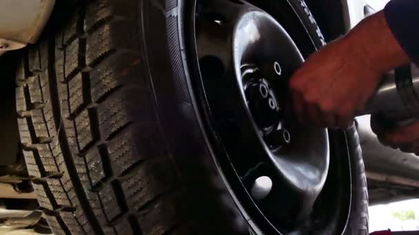 Замените колеса на автомобиле — стоковое видео