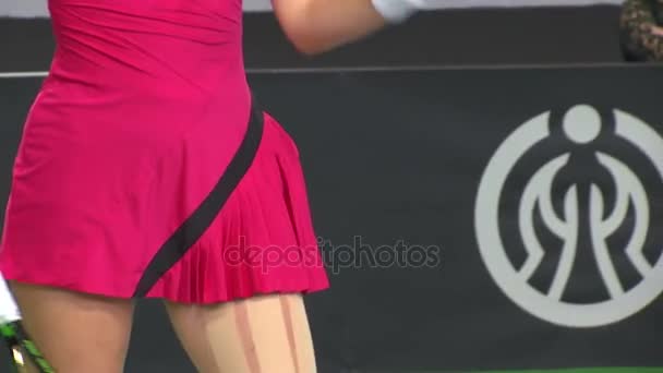Giocatrice di tennis preparata per il servizio — Video Stock
