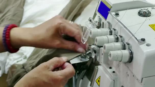 Machine à coudre dans l'usine d'évier 