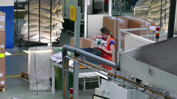 Werknemer in een sok-fabriek — Stockvideo