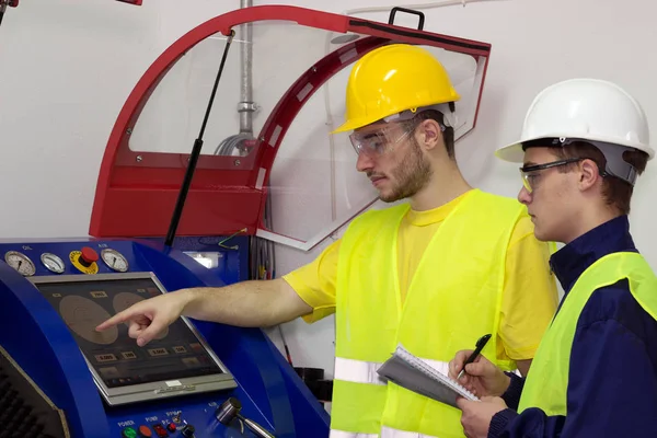 Machine operators for processing metal parts — Stock Photo, Image