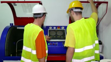 Teknisyenler bir iş makine çalıştırmak