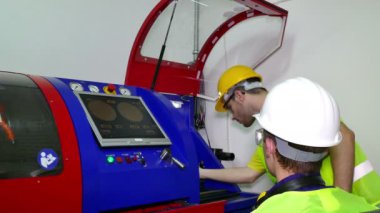 İki makine teknisyen set machine