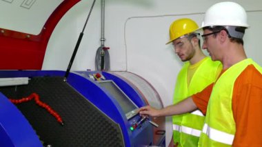 İki makine teknisyen makine için çalışmak