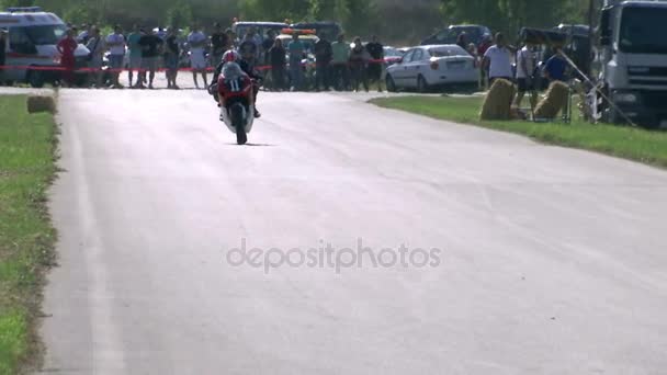 Motociclista en la curva — Vídeo de stock