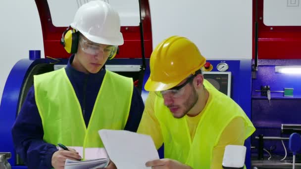 Jovens trabalhadores estão considerando um plano técnico — Vídeo de Stock