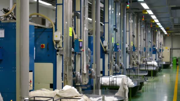 Salón de fábrica con maquinaria moderna en la industria textil — Vídeos de Stock