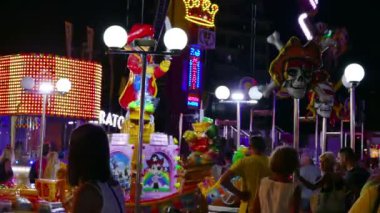 Lunaparktaki neşeli bir atmosfer