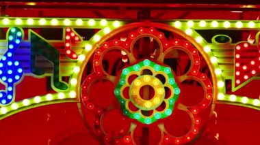 Renkli ışıkların canlı dans