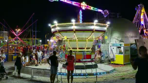 Carrusel infantil en un parque de atracciones — Vídeo de stock