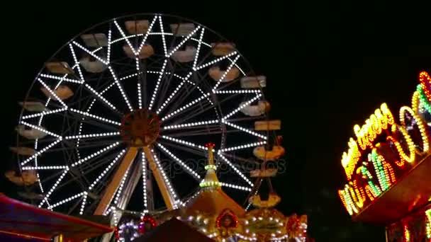 Levendige kleurrijke lichten van de grote carrousel — Stockvideo