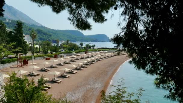 Utsikt över den vackra sandstranden och havet — Stockvideo