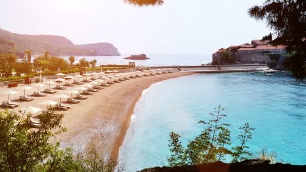 Playa de arena bañada por el sol de la mañana — Vídeos de Stock